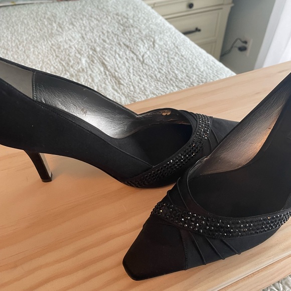 Black satin pumps with applicay - Picture 5 of 5